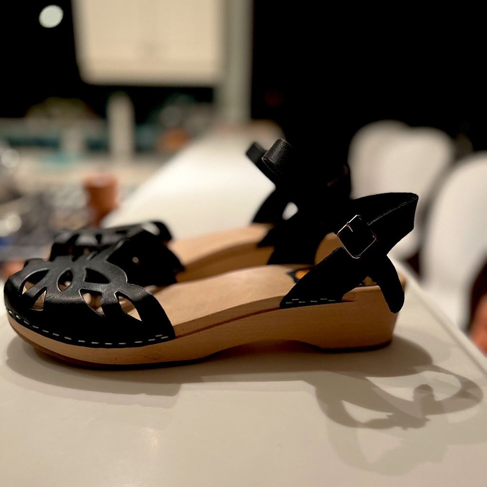 Like new Swedish Hasbeen Clogs!